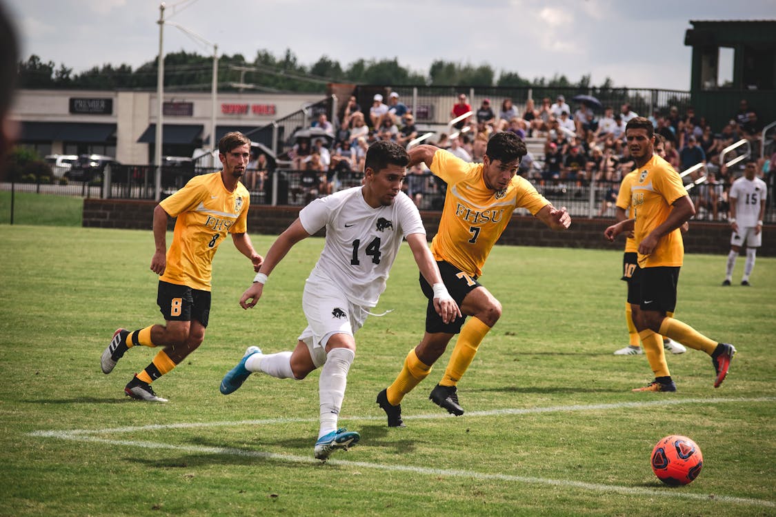 Joueurs celebrant un but sur le terrain