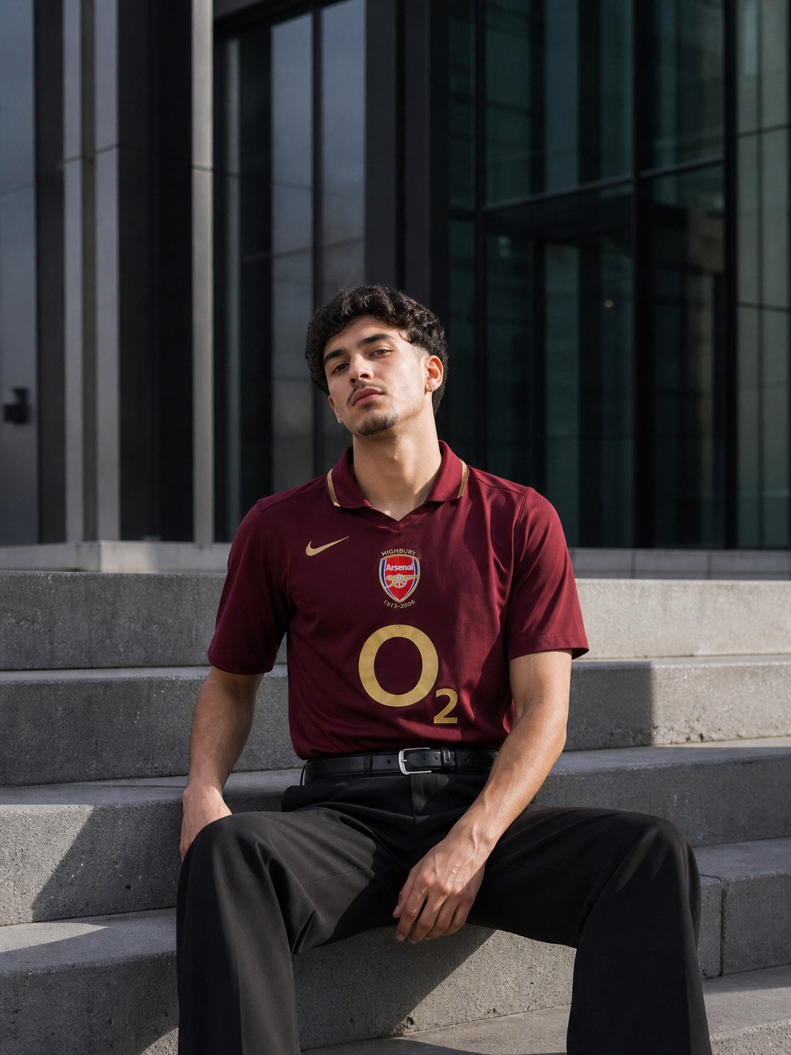 Maillot retro Arsenal porte sur des marches modernes
