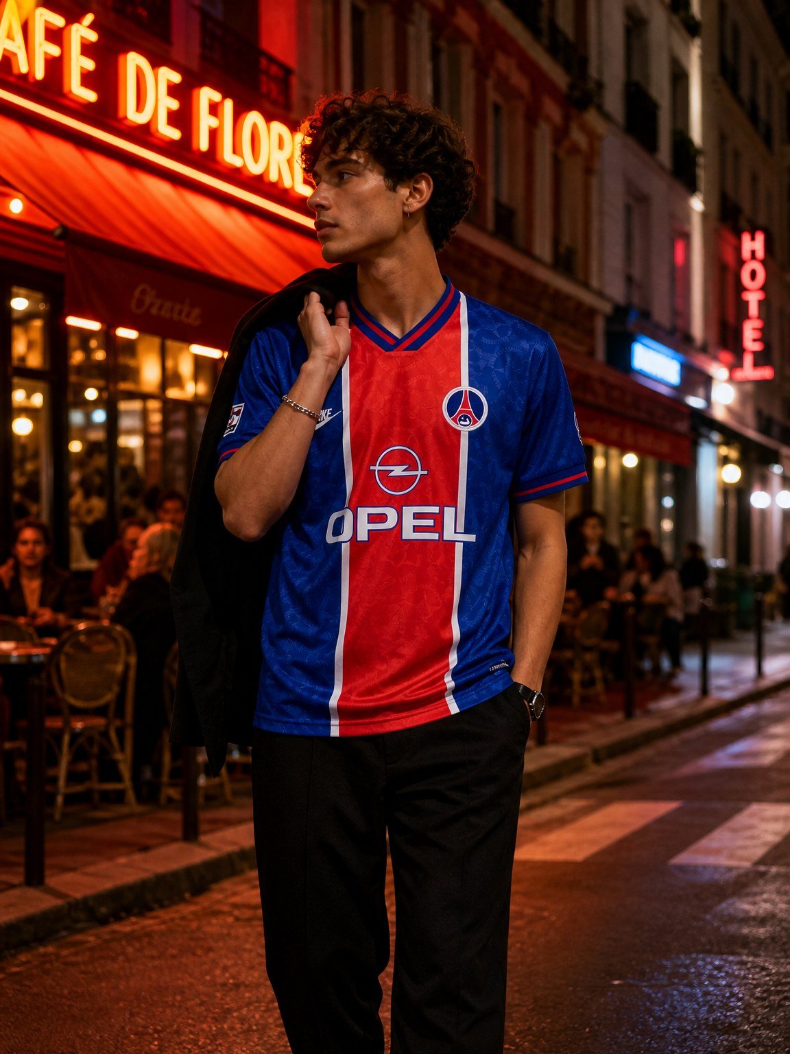 Maillot retro PSG porte dans une rue parisienne de nuit